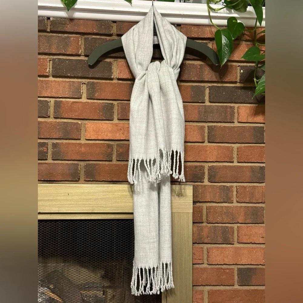 🧣 H & M super soft scarf light gray excellent.